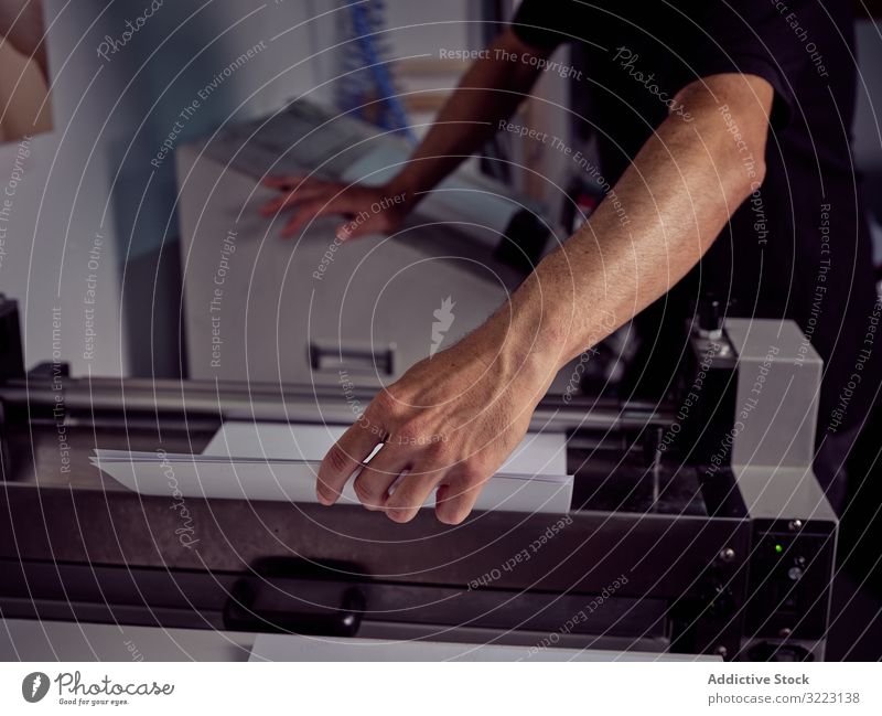 Unbekannter Arbeiter an der Druckmaschine in einer Druckerei Maschine drucken Büro Gerät Business professionell Industrie Inszenierung Mitarbeiter schrauben