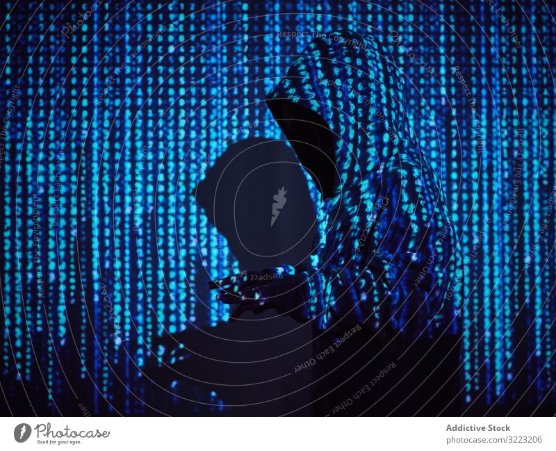 Kleiner Hacker im digitalen Code Projektion Junge Konzept wenig Programmierer Virus Kennwort Software Kind Kapuzenpulli Betrug Datenbank pc Website Information
