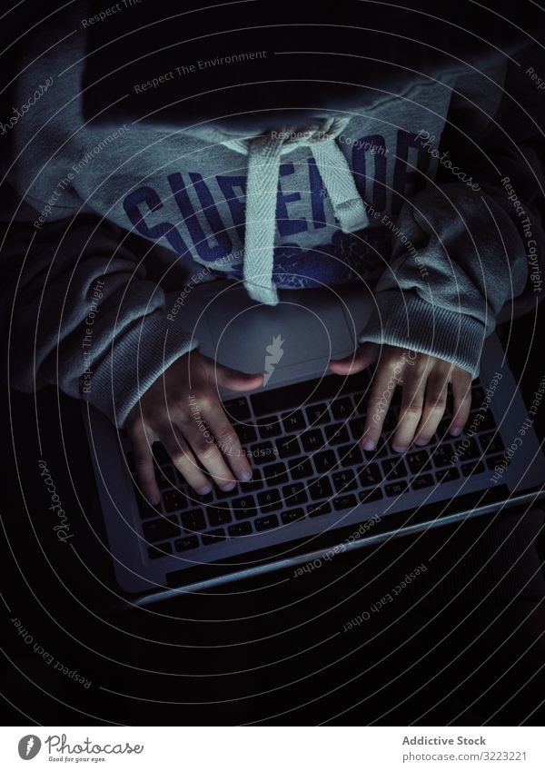 Anonymer Hacker tippt auf Laptop-Tastatur Code Junge Datenbank wenig benutzend Computer Programmierer Virus digital Keyboard Tippen Kennwort Software Kind Gerät