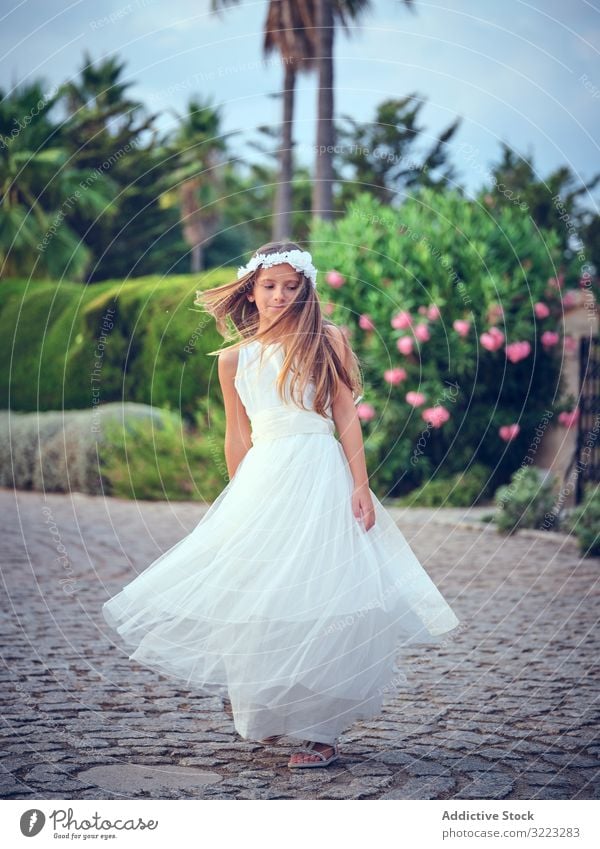 Bezauberndes kleines Mädchen in luftigem Kleid tanzt im Park Tanzen Kind Spinning Freizeit Genuss Glück süß wenig bezaubernd Frau niedlich schön Unschuld