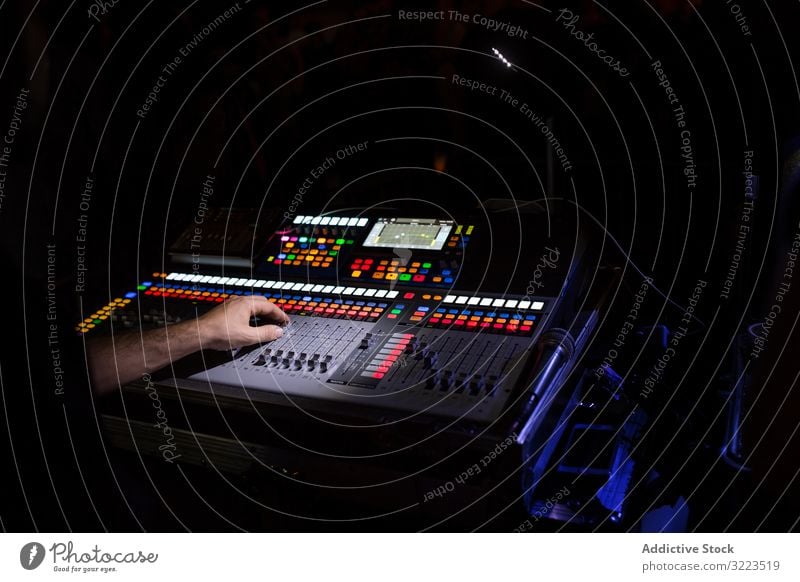 Tonmischer während eines Nachtkonzerts Mann Schalter Knöpfe Schaltfläche Lautstärke mischen digital elektronisch Panel Equalizer Medien Holzplatte