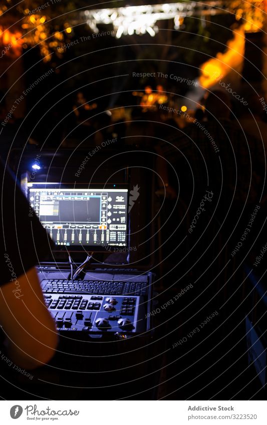 Tonmischer während eines Nachtkonzerts Mann Schalter Knöpfe Schaltfläche Lautstärke mischen digital elektronisch Panel Equalizer Medien Holzplatte