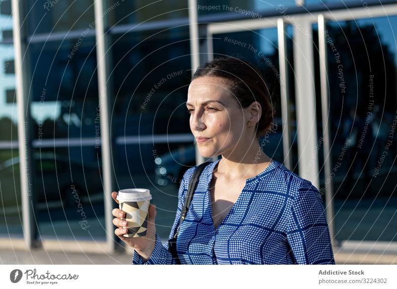 Geschäftsfrau trinkt auf der Straße in der Stadt trinken Großstadt Gebäude modern Kaffee zum Mitnehmen elegant Business Frau ernst Getränk Tee heiß Imbissbude