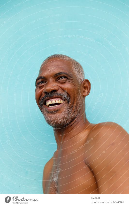 reifer Kubaner vor einer blauen Wand , trinidad - kuba Lifestyle Glück Leben Insel Mensch maskulin Mann Erwachsene Körper Haut Kopf Gesicht Auge Ohr Nase Mund