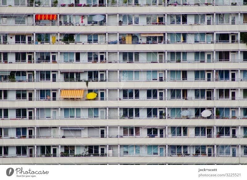 immer die gleiche Platte Berlin-Mitte Plattenbau Fassade Balkon Wetterschutz Beton Streifen authentisch eckig lang trist Symmetrie Gedeckte Farben abstrakt