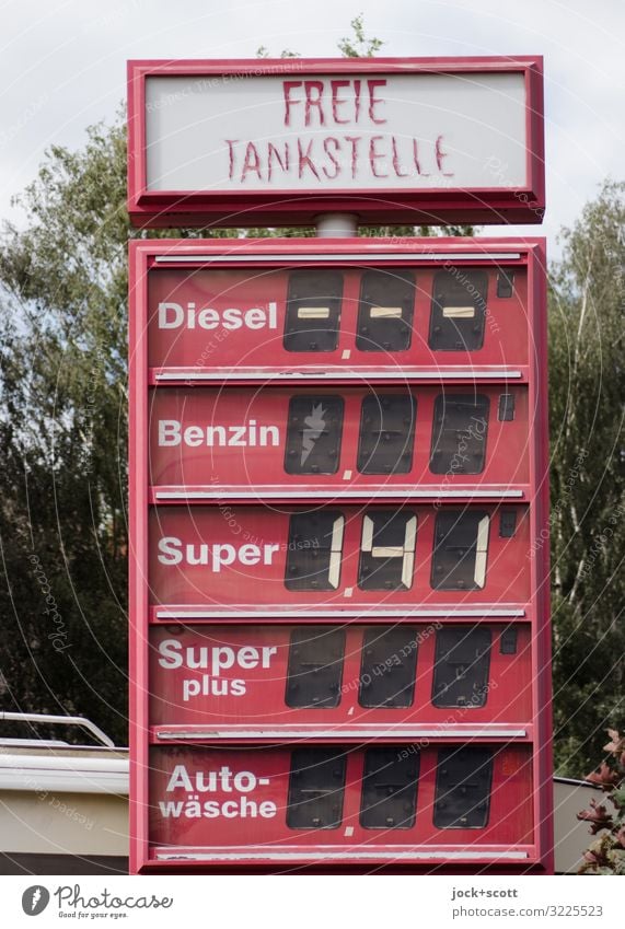 Freie Tankstelle Energiekrise Kreuzberg Anzeige Benzin Kunststoff Preisliste Wort Typographie eckig kaputt retro rot Ende Endzeitstimmung Symmetrie Verfall