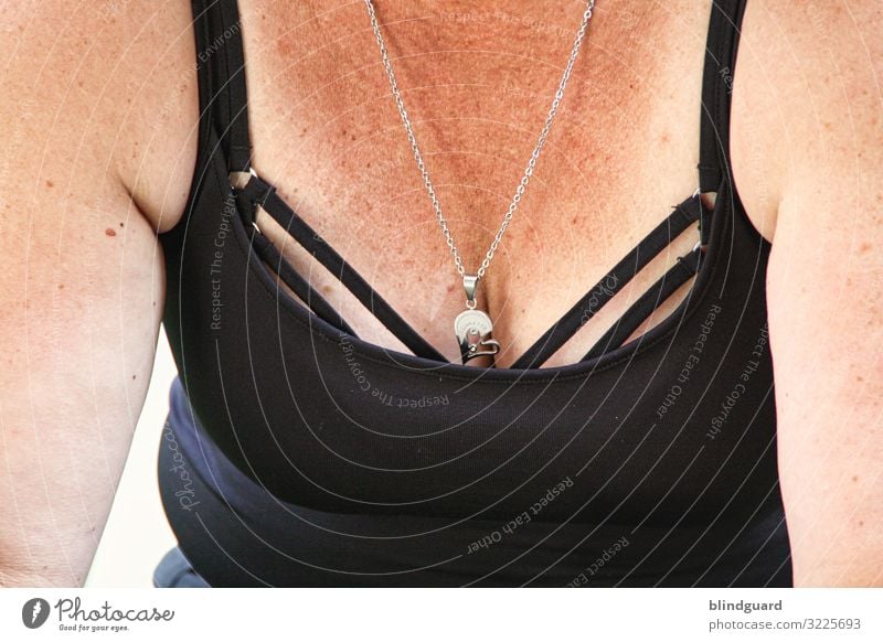 Ausschnitt mit Ausschnitt Mensch feminin Frau Erwachsene Haut Brust Frauenbrust Bauch 1 45-60 Jahre Bekleidung Stoff Accessoire Schmuck sprechen sitzen