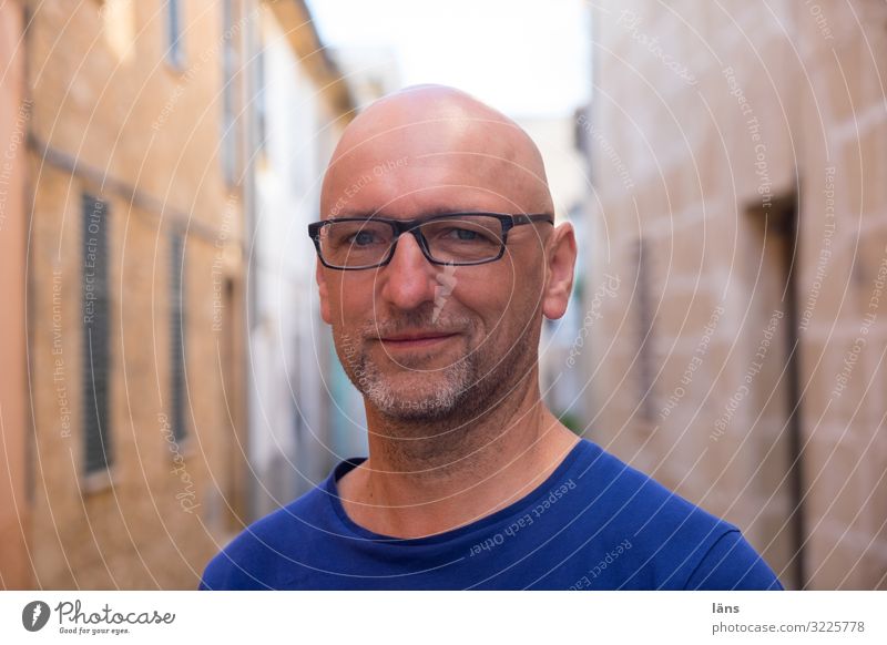 Zufriedenheit Mensch maskulin Mann Erwachsene Leben 1 45-60 Jahre Spanien Dorf Altstadt Haus Gebäude Mauer Wand T-Shirt Brille Glatze stehen warten Gefühle