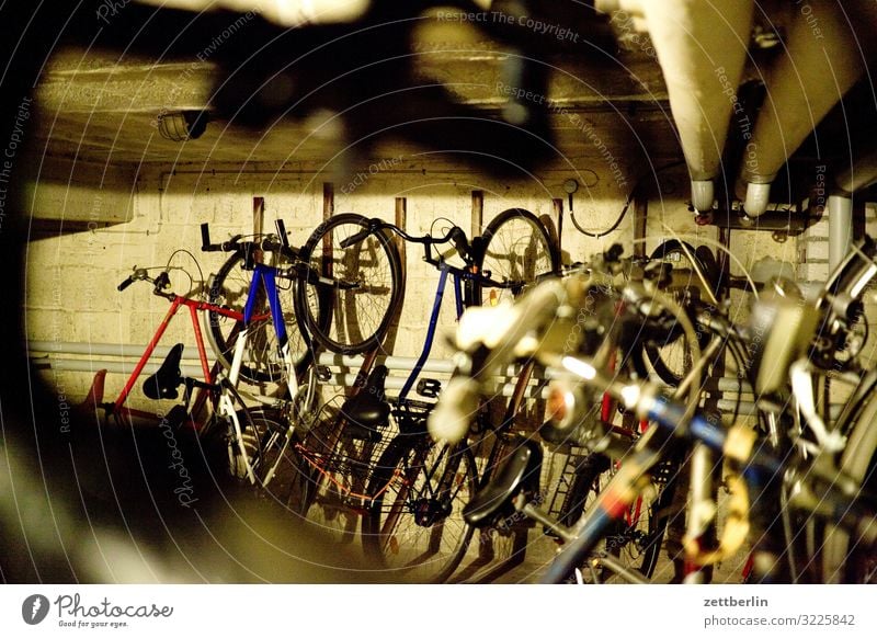 Fahrradkeller Fahrradausstattung Keller unterstand Häusliches Leben Wohngebiet Parkplatz parken aufbewahren Fahrradständer Fahrradfahren Fahrradverleih dunkel