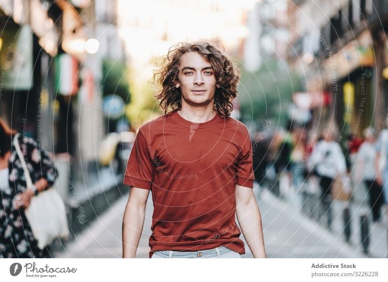 Verträumter moderner Mann auf der Straße der Stadt Spaziergang verträumt lässig T-Shirt gutaussehend urban besinnlich schlendern Großstadt Sommer asiatisch