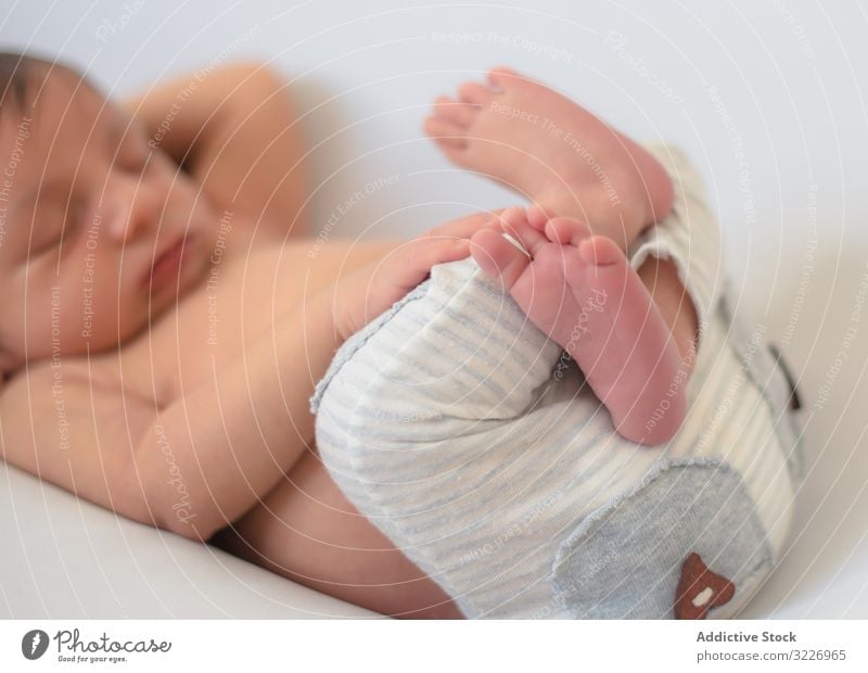 Porträt eines im Bett schlafenden Babys heimwärts Eimer Konzept Barfuß Unschuld Säugling gestrickt warm Kind neugeboren Windstille ruhig Gelassenheit friedlich
