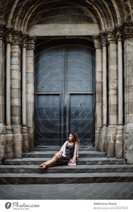Dame ruht in der Nähe einer Metalltür auf der Straße Tourist Tür Gebäude Frau alt sitzen Freitreppe Barcelona Spanien ruhen sich[Akk] entspannen Lifestyle