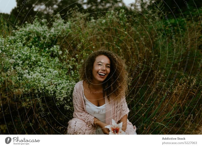 Lächelnde Frau berührt Blume im Wald Natur berühren Erwachsener elegant sinnlich Flora Pflanze Landschaft Botanik Wachstum Vegetation Harmonie idyllisch Dame