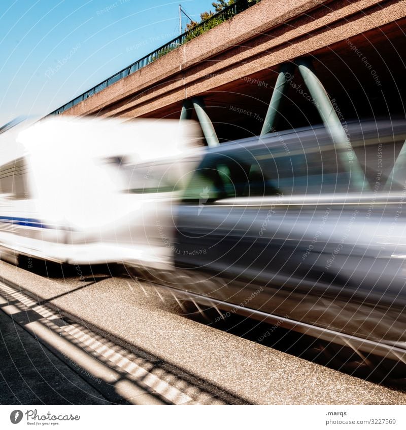 Verreisen Verkehr Verkehrsmittel Verkehrswege Straßenverkehr Autofahren Autobahn PKW Geschwindigkeit Mobilität Bewegungsunschärfe Zukunft Langzeitbelichtung