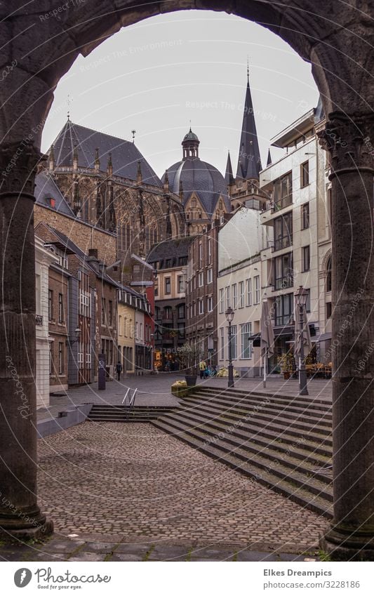 Durchblick Architektur Kultur Aachen Stadt Altstadt Dom Bauwerk Gebäude Sehenswürdigkeit entdecken alt Religion & Glaube Farbfoto Gedeckte Farben Außenaufnahme