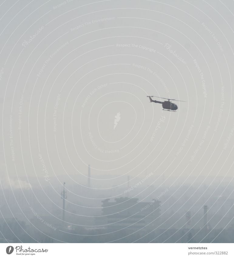 Hubschrauber Luft Stadt Skyline Rettungshubschrauber fliegen grau Farbfoto Gedeckte Farben Außenaufnahme Menschenleer Textfreiraum links Textfreiraum oben