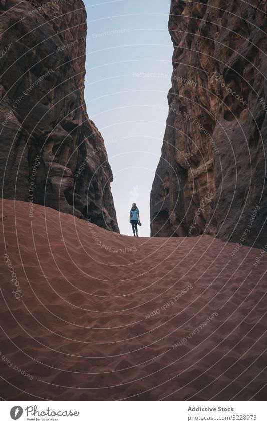 Nicht erkennbare Dame in sandiger Schlucht Reisender wüst Sand Himmel wolkenlos Frau Wadi Rum Jordanien Wand Oberfläche Abenteuer Ausflug Klippe Tourismus