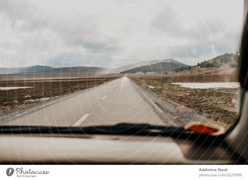 Autoreise an bewölktem Tag Straße Ausflug Fahrzeug wolkig Himmel Hügel Ebene Marokko Afrika Wetter niemand PKW Fenster Urlaub Reise reisen Tourismus Verkehr