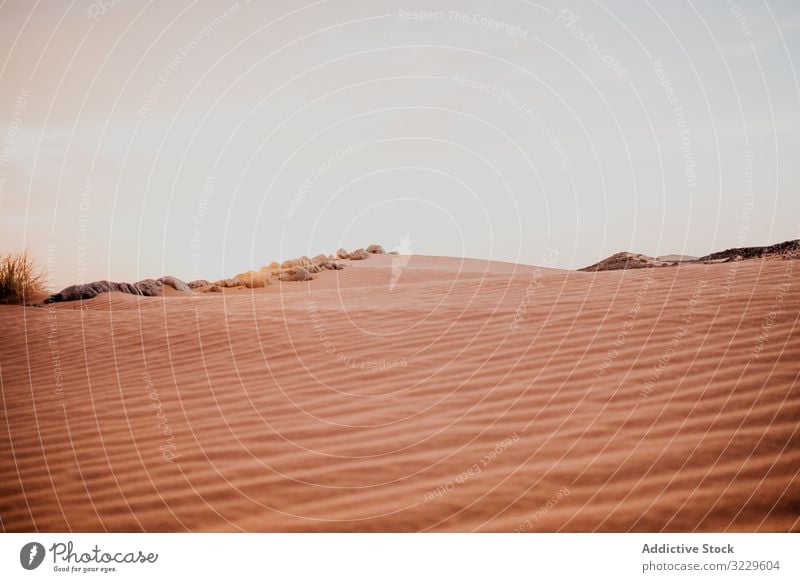 Sonnenuntergangshimmel über Hügeln in der Wüste wüst Sand Himmel wolkig Felsen trocken Marokko Afrika Abend niemand Landschaft Natur Düne Stein Felsbrocken