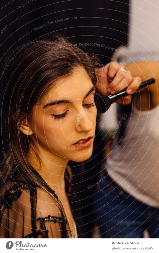Maskenbildnerin beim Schminken für junge Künstlerinnen Frau Frauen Make-up Schönheit Mode Glamour professionell Beruf Ankleidezimmer Stylist Model attraktiv