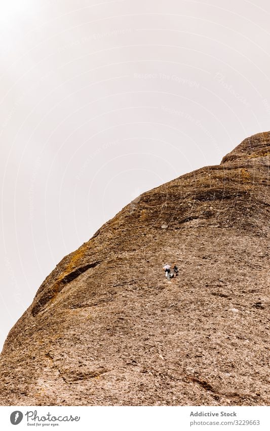 Bergsteiger, die den Berg Montserrat besteigen, wild Gefahr Sicherheit gefährlich felsig Trekking Sommer Wanderer extrem aktiv wandern vertikal Klettern