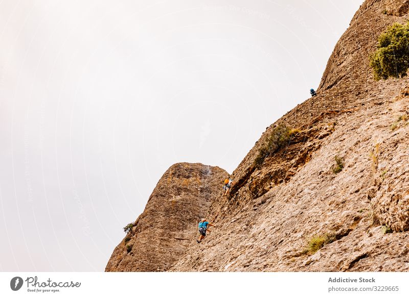 Bergsteiger, die den Berg Montserrat besteigen, wild Gefahr Sicherheit gefährlich felsig Trekking Sommer Wanderer extrem aktiv wandern vertikal Klettern