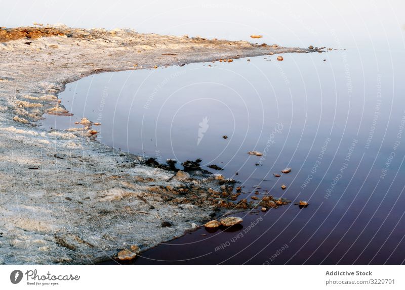 Wunderschöner See mit Felsen im blauen Wasser Landschaft noch natürlich Schönheit Lagune Reflexion & Spiegelung reisen Ausflugsziel Tourismus Stein Reise Ufer