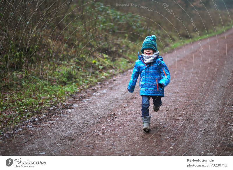 Kind rennt auf einem Waldweg Freude Glück Freizeit & Hobby Spielen Mensch maskulin Junge Kindheit 1 3-8 Jahre Umwelt Natur Landschaft Wege & Pfade Jacke Stiefel