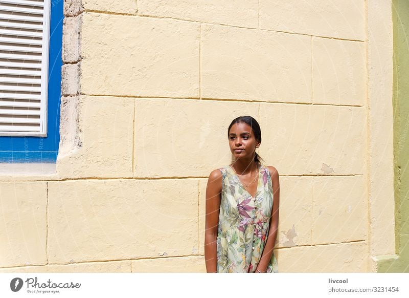 Junges kubanisches Mädchen lehnt an einer Wand in Havanna, Kuba Lifestyle Glück Leben Insel Mensch feminin Junge Frau Jugendliche Erwachsene Körper Kopf Gesicht
