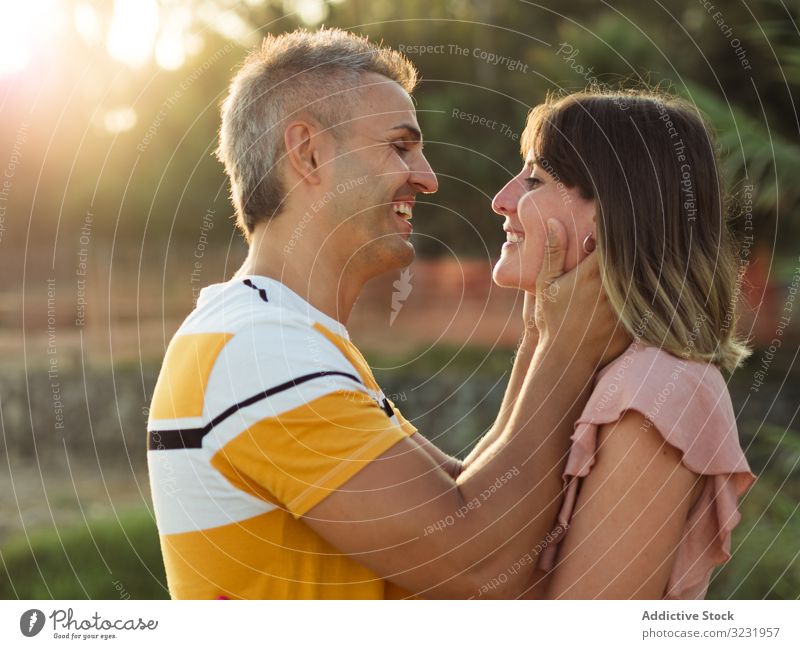 Glückliches Paar, das sich anschaut Liebe Lächeln Urlaub sonnig tagsüber Mann Frau Erwachsener Flitterwochen Sommer Natur Ufer Küste Partnerschaft Feiertag