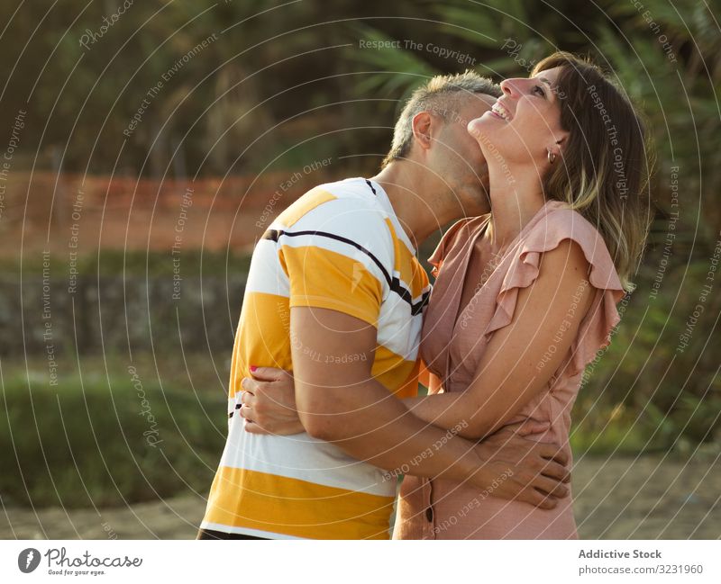 Glückliches Paar, das sich anschaut Liebe Lächeln Urlaub sonnig tagsüber Mann Frau Erwachsener Flitterwochen Sommer Natur Ufer Küste Partnerschaft Feiertag