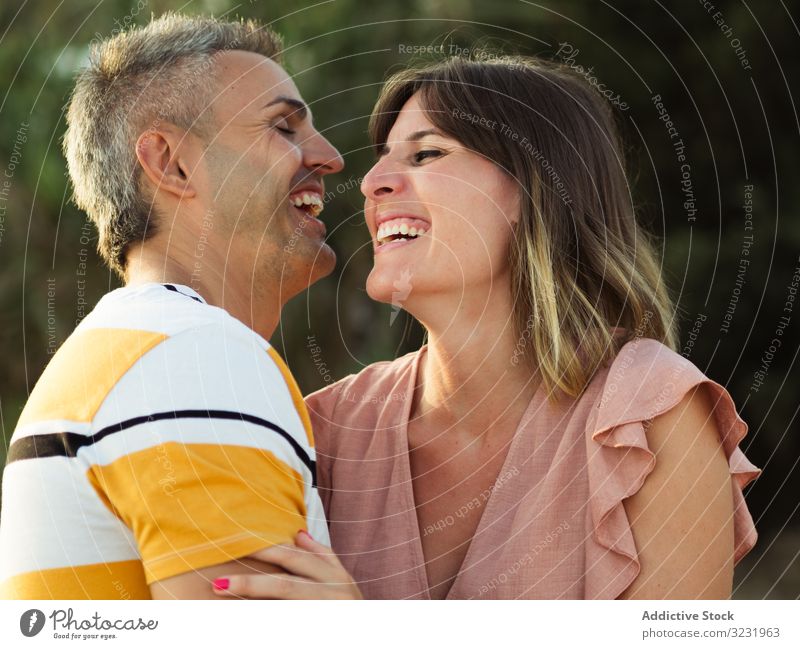 Glückliches Paar, das sich anschaut Liebe Lächeln Urlaub sonnig tagsüber Mann Frau Erwachsener Flitterwochen Sommer Natur Ufer Küste Partnerschaft Feiertag
