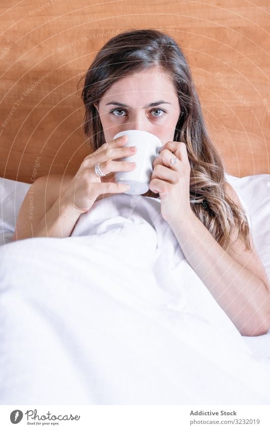 Mädchen in einem Bett mit einer Tasse Kaffee hübsch wach Freude Schönheit im Innenbereich Ansicht heimwärts liegend schlafen ruhen Lifestyle schön Aufwachen