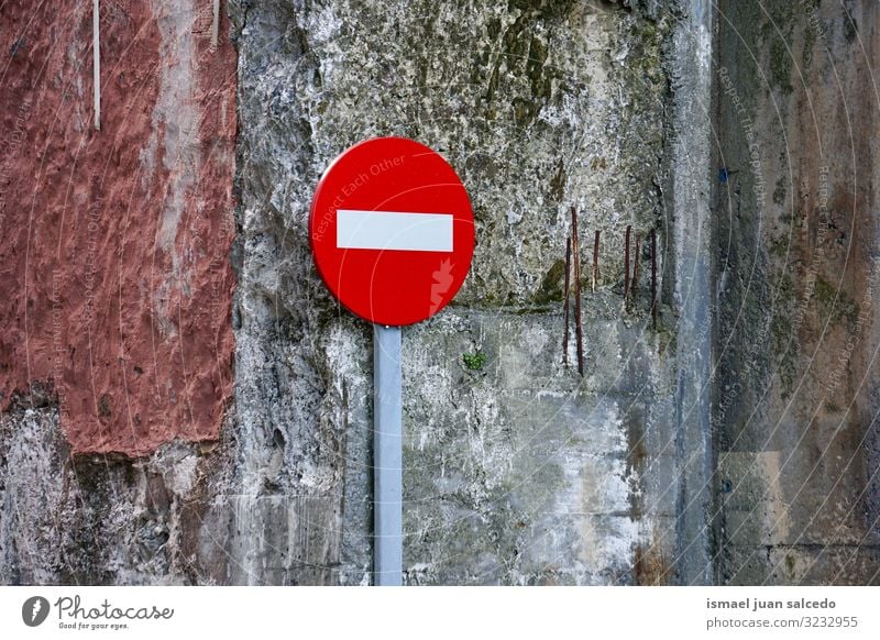 verbotene Ampel auf der Straße in Bilbao Stadt Spanien Verkehrsgebot Signal Verbotsschild stoppen Regie Hinweisschild Großstadt Verkehrsschild Zeichen