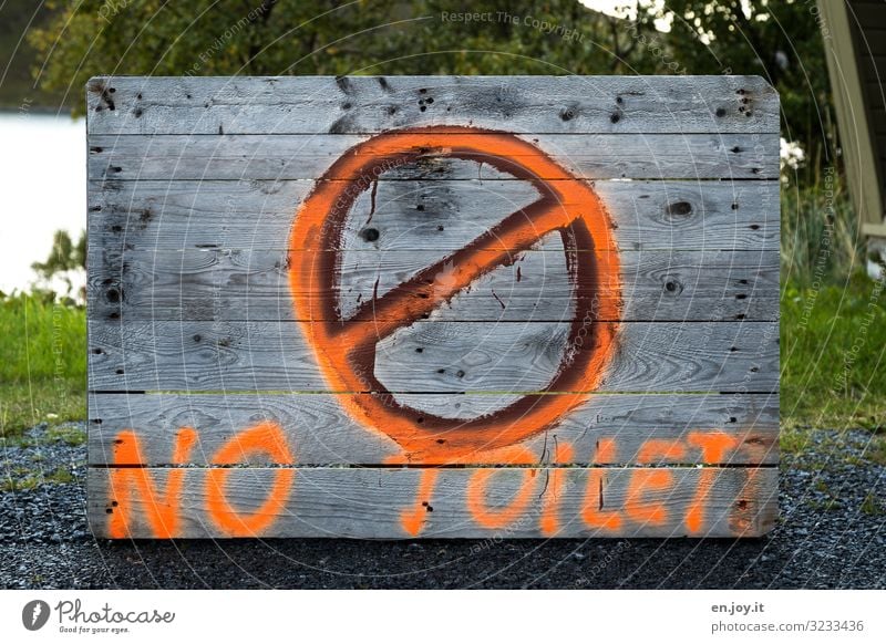 ø! Umwelt Holz Zeichen Schriftzeichen Schilder & Markierungen Hinweisschild Warnschild Ordnung Umweltverschmutzung Verbote Toilette Verbotsschild Farbfoto