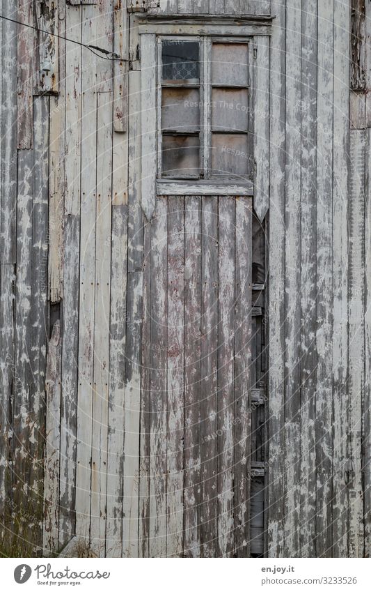 bitte streichen Hütte Fassade Fenster alt dreckig hässlich kaputt trashig trist Senior Verfall Vergänglichkeit Zerstörung Holzfassade Reparatur Sanieren