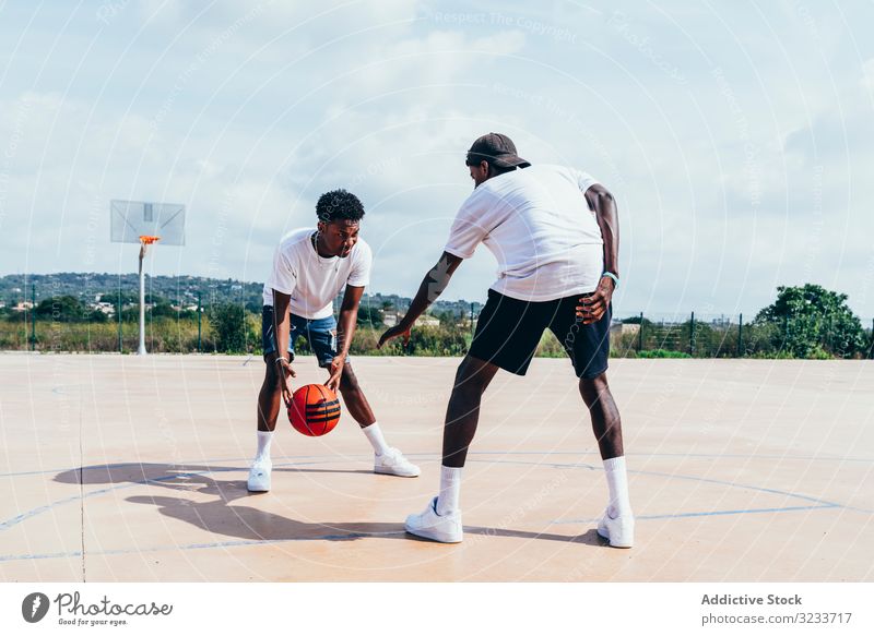 Afroamerikanische Jungs spielen bei strahlendem Sonnenschein Basketball Sportler Training Spieler Aktivität Athlet Fähigkeit Aktion schwarz Afroamerikaner