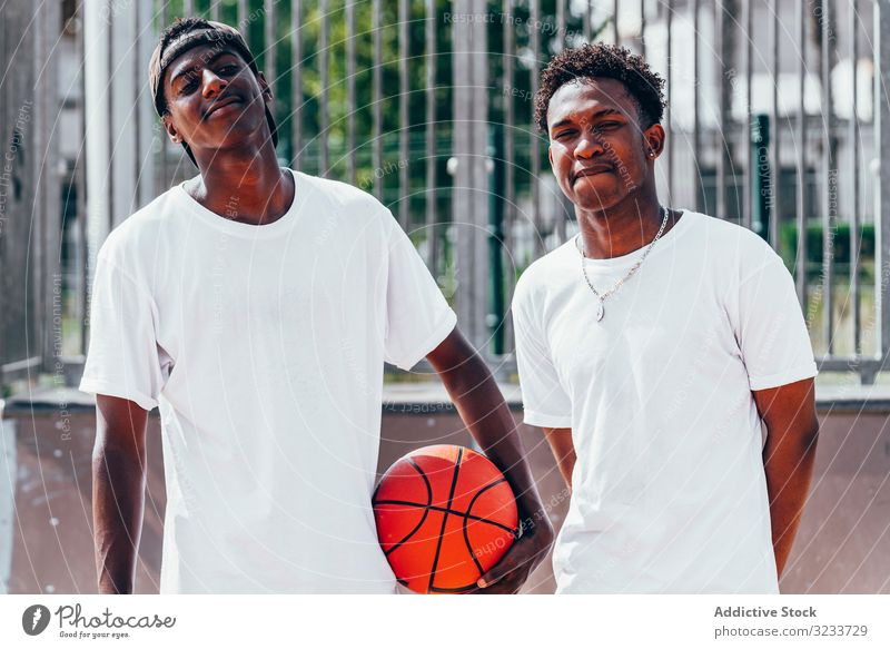 Schwarze Sportler mit Ball vor der Kamera Spieler Basketball Aktivität Athlet Fähigkeit Aktion schwarz Afroamerikaner Gericht spielen sportlich Training