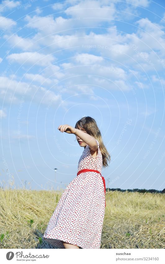 sommerlich Kind Mädchen Kindheit Kleid zeitlos Natur Außenaufnahme Feld Stoppelfeld Wärme sonnig Himmel Wölckchen Idylle Spaziergang Bewegung Arme Hand