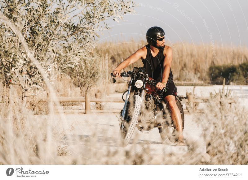 Schwerer männlicher Motorradfahrer im Wald Mann Schutzhelm moto Laufwerk Sonnenbrille brutal ernst fett Pause Feld Verkehr Straße Fahrrad Biker Freiheit reisen