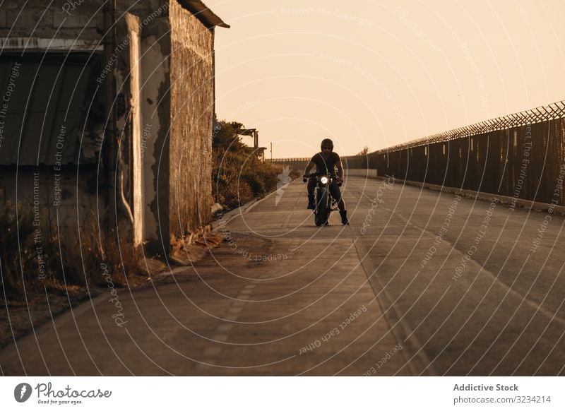 Starker Mann fährt Motorrad Laufwerk Straße moto Sonnenbrille ernst stark männlich Vollbart Mitfahrgelegenheit Menschenleer Verkehr Fahrrad Biker Freiheit