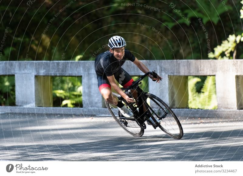 Junge Frau fährt auf einem Fahrrad auf der Stadtstraße