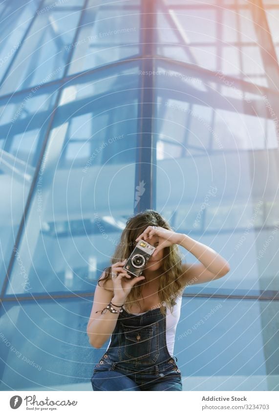 Kreative Frau fotografiert an einem sonnigen Tag vor der Kamera begeisterte kreativ fotografierend Architektur geometrisch Bild Tourist jung Großstadt klug