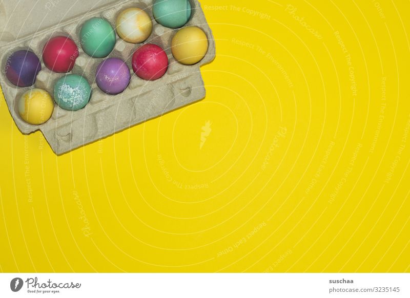 frohe ostern Ei Eier gefärbte Eier mehrfarbig Ostern Osterei Frühling Eierkarton gelb Aufbewahrung Lebensmittel Tradition färben Textfreiraum Eiweiss marmoriert