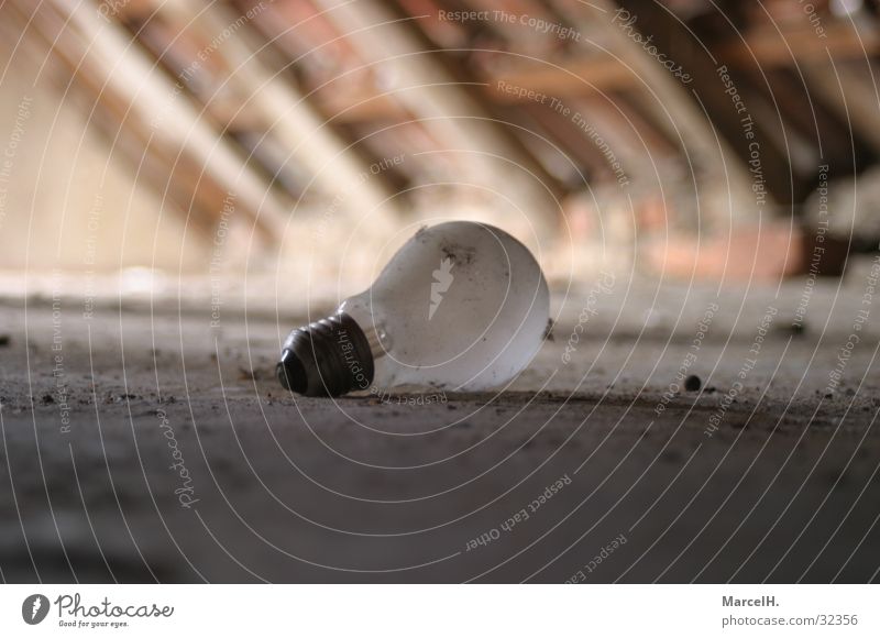 Der Dachboden lebt Glühbirne kaputt Elektrisches Gerät Technik & Technologie Lichterscheinung Milchig Einsamkeit