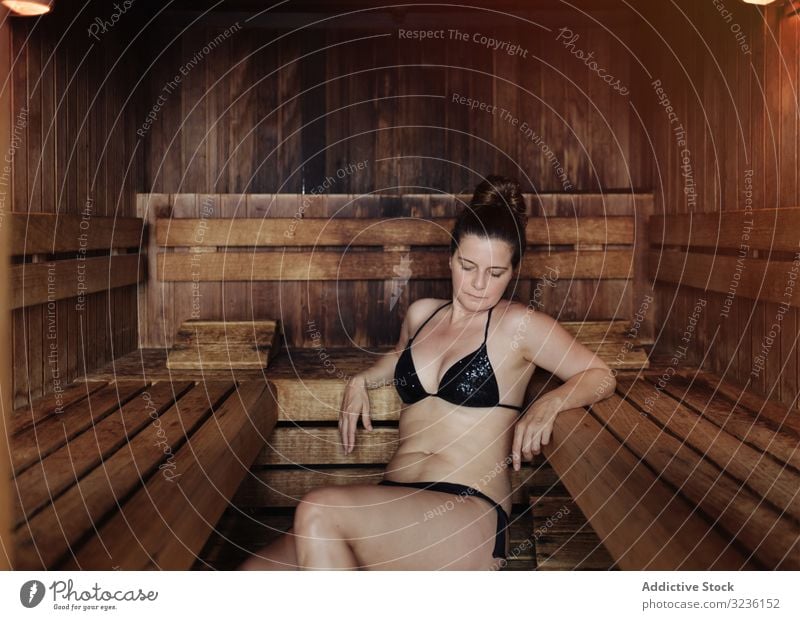 Erwachsene Frau entspannt in der Sauna Erholung Spa Wellness Dampfbad Zentrum Therapie erwärmen Bikini attraktiv unvollkommen brünett Windstille Erwachsener