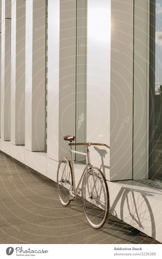 Fahrrad vor modernem Gebäude geparkt Straße Großstadt Bürgersteig urban Verkehr Außenseite Zeitgenosse Stadtzentrum Arbeitsweg Struktur Konstruktion