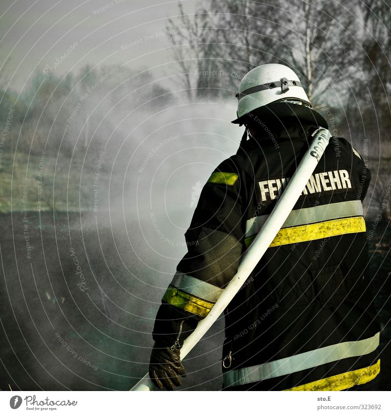 Feuer! Wer? Gesundheit gießen löschen Dienstleistungsgewerbe Sicherheit Schutz Schutzhelm Feuerwehrmann Brand Gesundheitswesen Mensch Wasser Wald bedrohlich