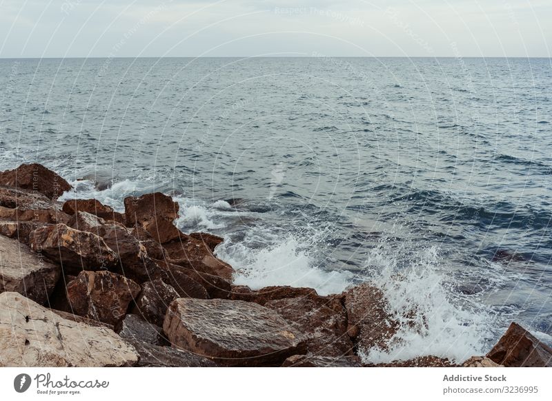 Meereswellen treffen auf Felsklippe MEER Felsen winken Küste Stein Wasser schäumen Klippe platschen Meeresufer Natur Meereslandschaft Küstenlinie Landschaft
