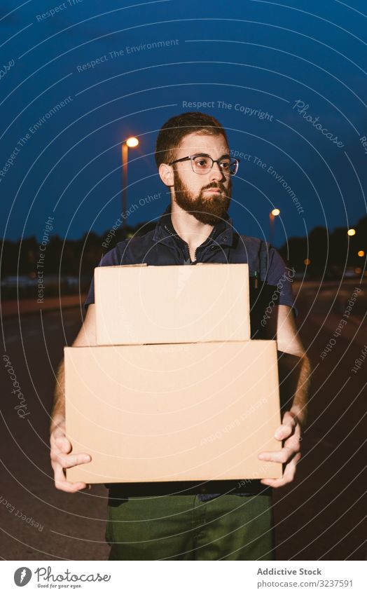 Kurier liefert Kartons am Abend aus Versand Kasten kaufen Mann Dienst Orden besinnlich Ausflugsziel Paket Verteilung Klient führen Kunde Schachtel Transport